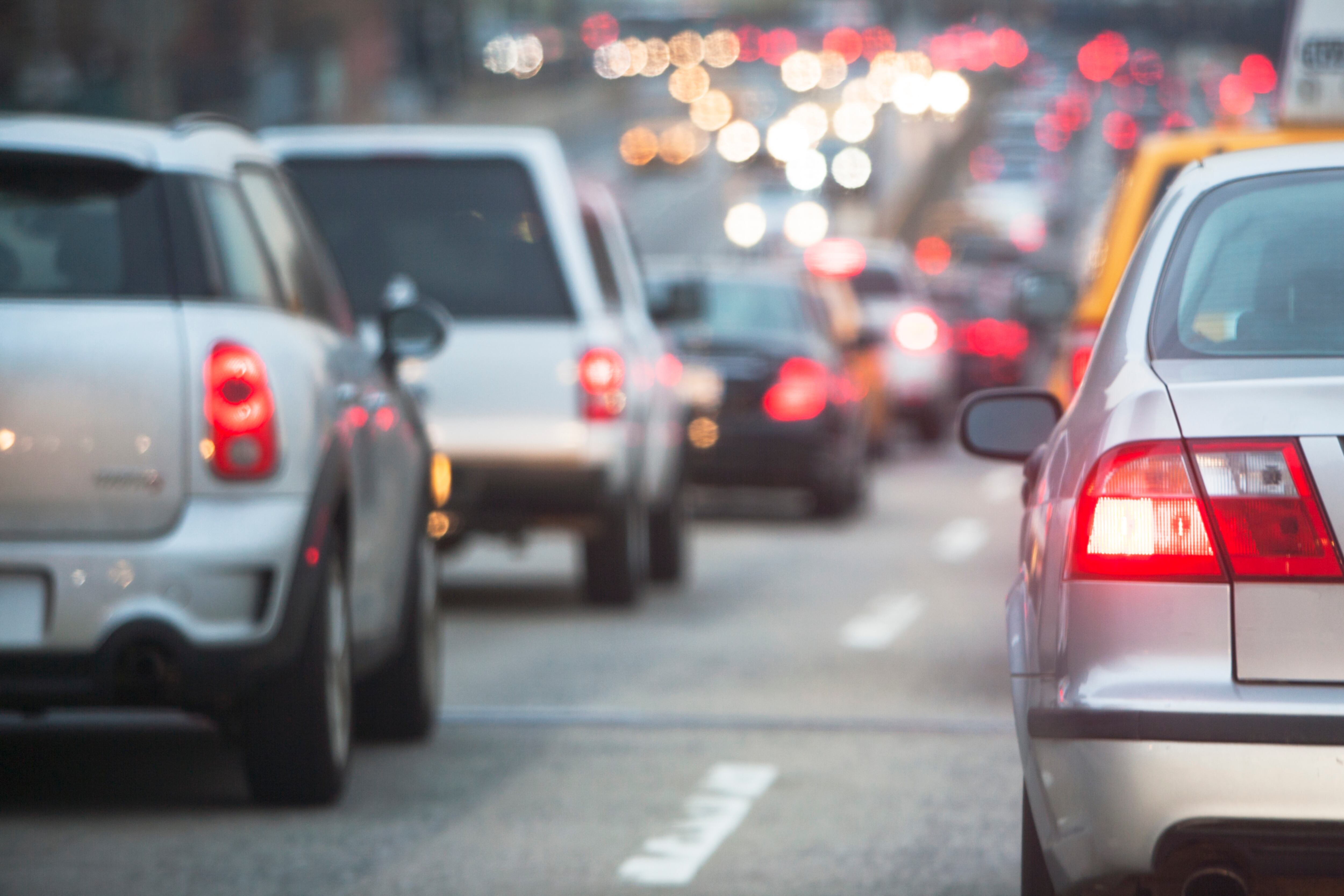 Carros en medio de un trancón