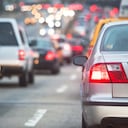 Carros en medio de un trancón