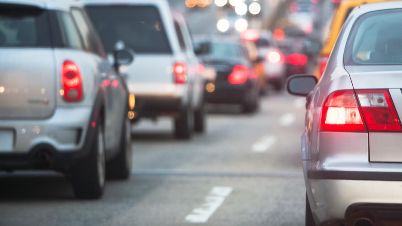 La Alcaldía de Bogotá señala que el Pico y Placa Extendido rige para camionetas de servicio particular en Bogotá de lunes a viernes, de 6:00 a. m. hasta las 9:00 p. m., según el último número de la placa.