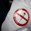 Una pegatina en un manifestante dice "no toques mis bíceps". Miles de manifestantes salieron a las calles en Toulouse contra la vacunación casi obligatoria y contra el pase de salud después del discurso de Macron el 12 de julio, como en más de 150 ciudades de Francia. Macron anunció que el pase de salud será obligatorio para ir a lugares públicos como cafés, teatros, salas de conciertos, cines, centros comerciales, transporte público e incluso hospitales a menos que sea una situación crítica, etc. El retraso entre el primer pinchazo y la obtención del pase de salud serán cinco semanas. Pero la prohibición de espacios públicos para personas no vacunadas comenzará el 9 de agosto luego de un control por parte del Consejo Constitucional. Algunos dicen que son ciudadanos del apartheid y de segunda clase. La protesta fue nuevamente prohibida por el Prefet. La policía antidisturbios utilizó gases lacrimógenos para romper la protesta al final y arrestó a personas. Toulouse. Francia. 31 de julio de 2021 (Foto de Alain Pitton / NurPhoto a través de Getty Images)