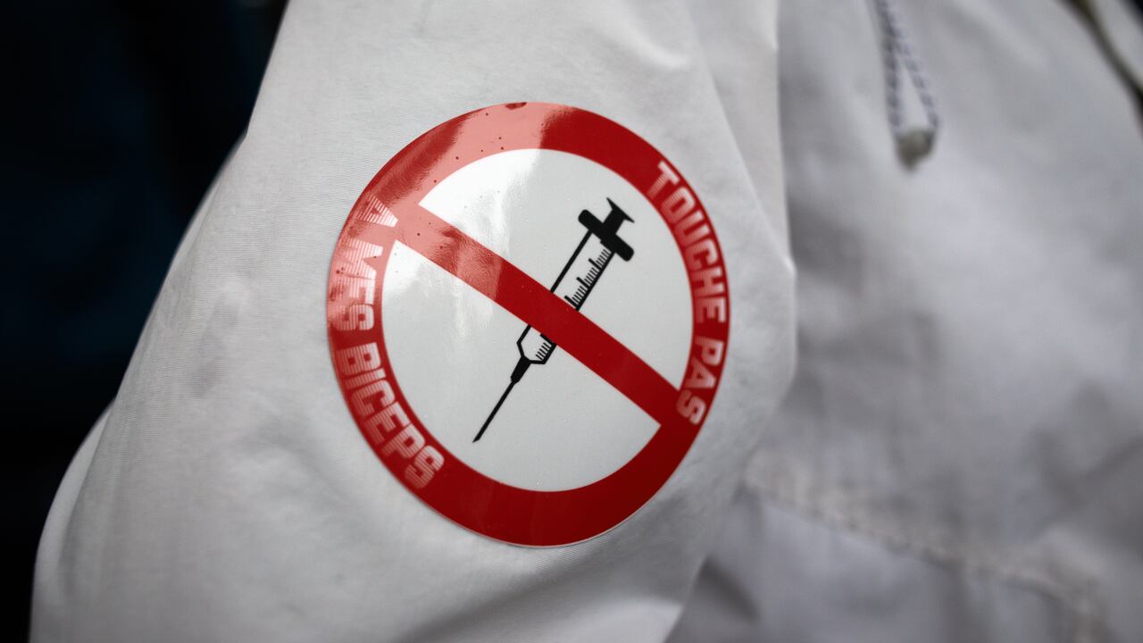 Una pegatina en un manifestante dice "no toques mis bíceps". Miles de manifestantes salieron a las calles en Toulouse contra la vacunación casi obligatoria y contra el pase de salud después del discurso de Macron el 12 de julio, como en más de 150 ciudades de Francia. Macron anunció que el pase de salud será obligatorio para ir a lugares públicos como cafés, teatros, salas de conciertos, cines, centros comerciales, transporte público e incluso hospitales a menos que sea una situación crítica, etc. El retraso entre el primer pinchazo y la obtención del pase de salud serán cinco semanas. Pero la prohibición de espacios públicos para personas no vacunadas comenzará el 9 de agosto luego de un control por parte del Consejo Constitucional. Algunos dicen que son ciudadanos del apartheid y de segunda clase. La protesta fue nuevamente prohibida por el Prefet. La policía antidisturbios utilizó gases lacrimógenos para romper la protesta al final y arrestó a personas. Toulouse. Francia. 31 de julio de 2021 (Foto de Alain Pitton / NurPhoto a través de Getty Images)