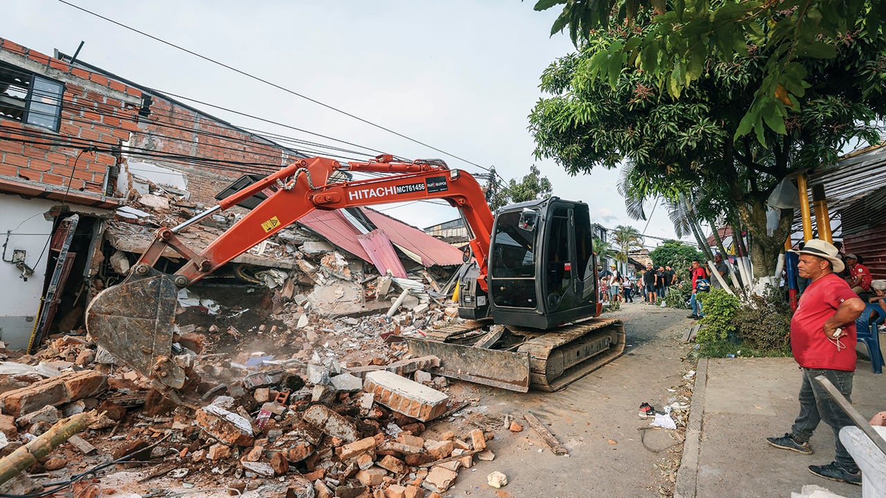 En Chocó, al dar por terminada la búsqueda de sobrevivientes, se desplegó maquinaria amarilla para retirar los escombros.