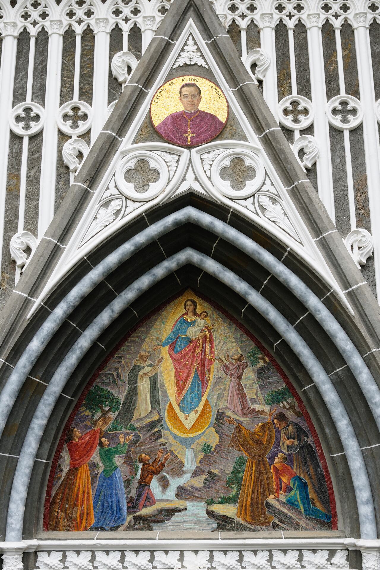 La virgen es la intercesora de las personas con enfermedades y angustias.