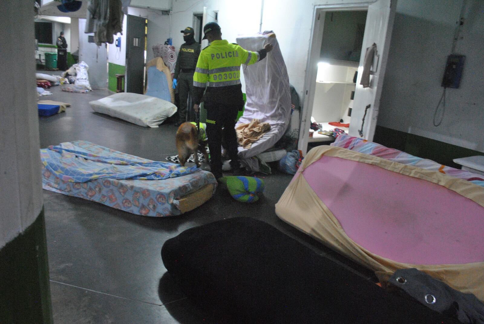 Encuentra “guion” con el que delincuentes desde La Picota extorsionan a ciudadanos; todo esto descubrieron en registro sorpresa a pabellón