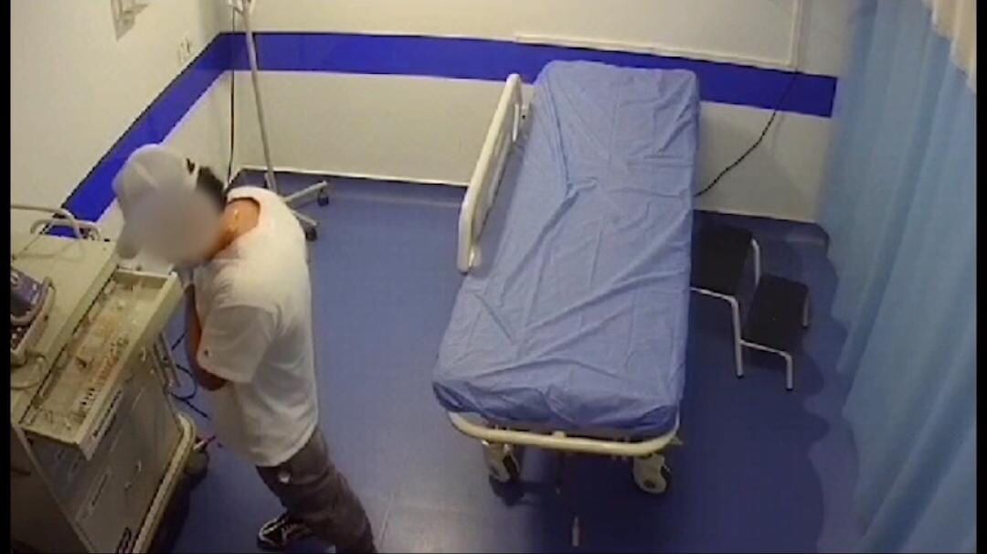 El hombre fue captado por las cámaras de seguridad del establecimiento médico.