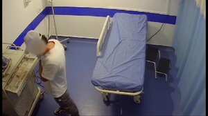 El hombre fue captado por las cámaras de seguridad del establecimiento médico.