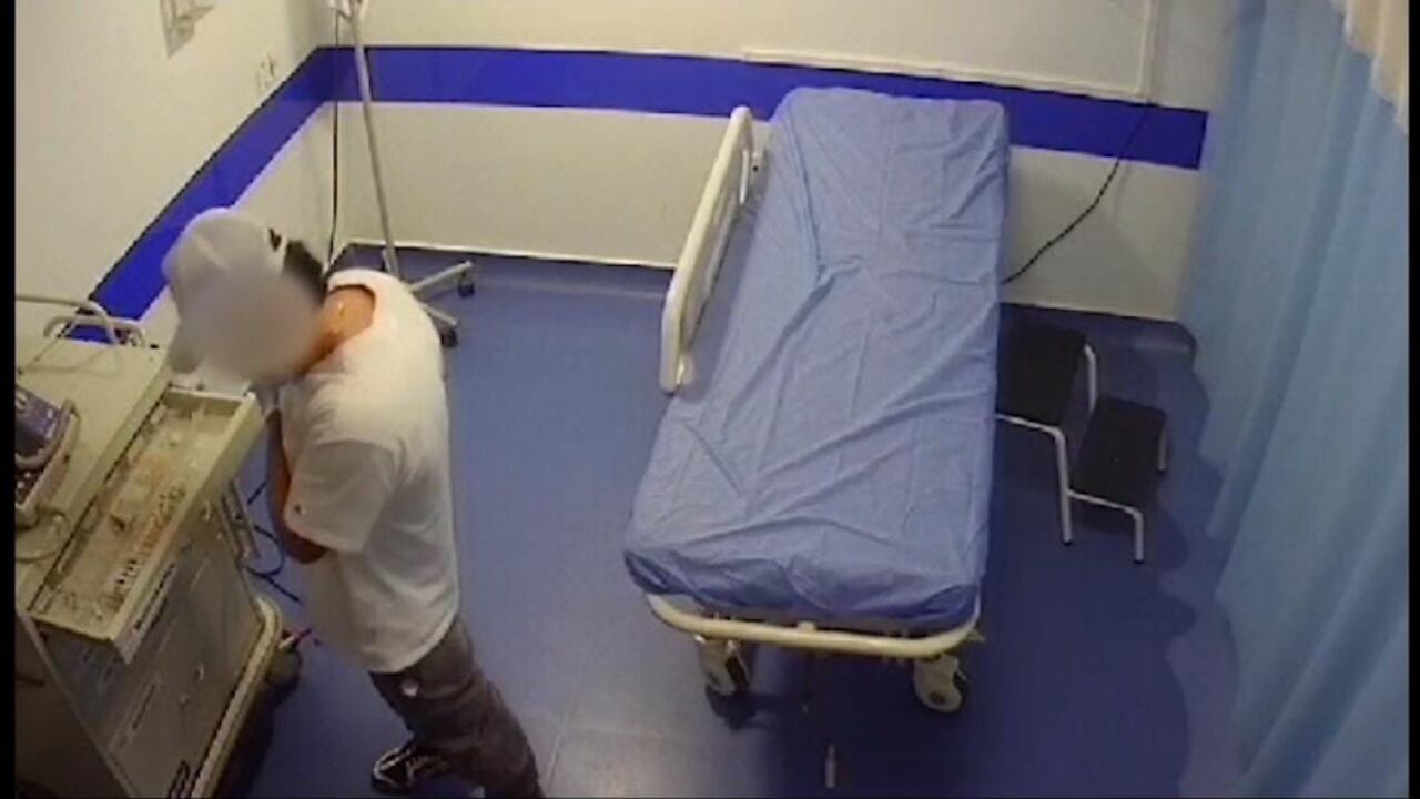 El hombre fue captado por las cámaras de seguridad del establecimiento médico.