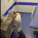 El hombre fue captado por las cámaras de seguridad del establecimiento médico.