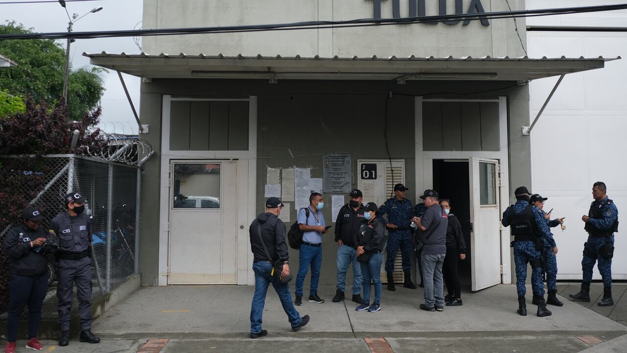 Funcionarios penitenciarios y fuerzas de seguridad se reúnen frente a una cárcel que sufrió un incendio mortal en Tuluá, Colombia, el martes 28 de junio de 2022. (Foto AP/Juan Jose Horta)