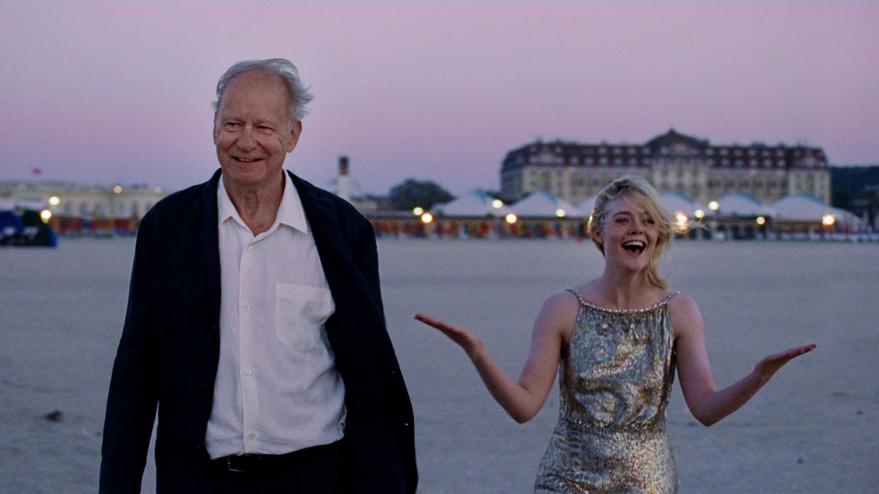 Stellan Skarsgård interpreta a un director de cine y Elle Fanning a una famosa actriz en 'Sentimental Value' .