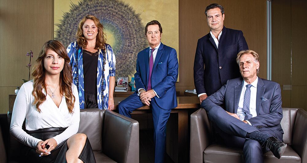 De izquierda a derecha:María Cristina Rodríguez, gerente de diseño; Catalina Calle Álvarez, gerente de expansión de nuevos negocios; Carlos Arturo Calle, gerente general; Mauricio Chiappe Cardona, gerente  de e-commerce, y Jorge Iván Acevedo, gerente financiero. 