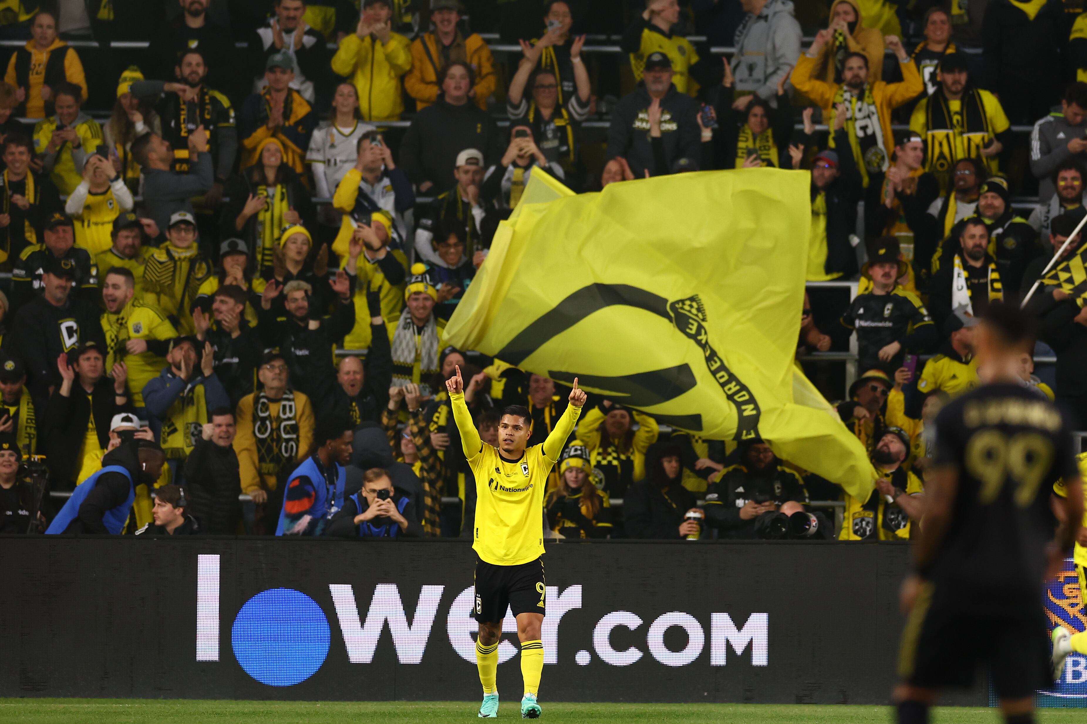 Juan Camilo Hernández celebrando su gol con el Columbus en la gran final de la MLS.