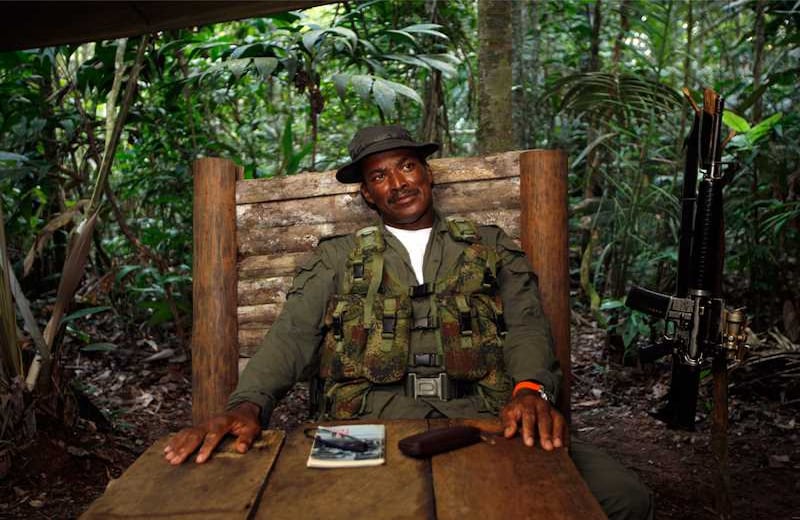 Kunta Kinte (52 años) hace parte del estado mayor del bloque Jorge Briceño. Lleva más de 30 años en las Farc. A su lado cuelga un fusil con lente de francotirador. Sin embargo, dice que las armas son un lenguaje difícil de entender. 
