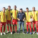 En el centro de la foto Nelson Patrón, jefe de la Oficina de Seguridad de Barranquilla, junto a jóvenes que se sumaron a la estrategia Vuelve y juega.