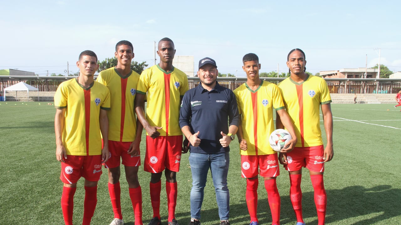 En el centro de la foto Nelson Patrón, jefe de la Oficina de Seguridad de Barranquilla, junto a jóvenes que se sumaron a la estrategia Vuelve y juega.