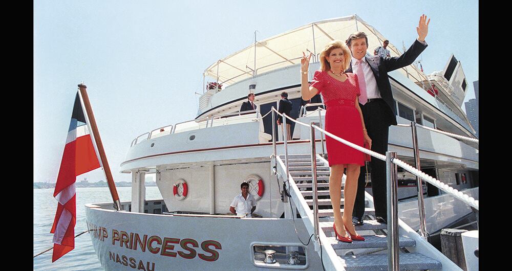 Trump y la exatleta olímpica checa Ivana Marie Zelníčková vivían un vertiginoso ascenso financiero en 1988 cuando posaron en el Trump Princess, el yate que él le acababa de comprar al sultán de Brunei por 30 millones de dólares, un precio “ridículamente bajo por semejante obra de arte”, según dijo.