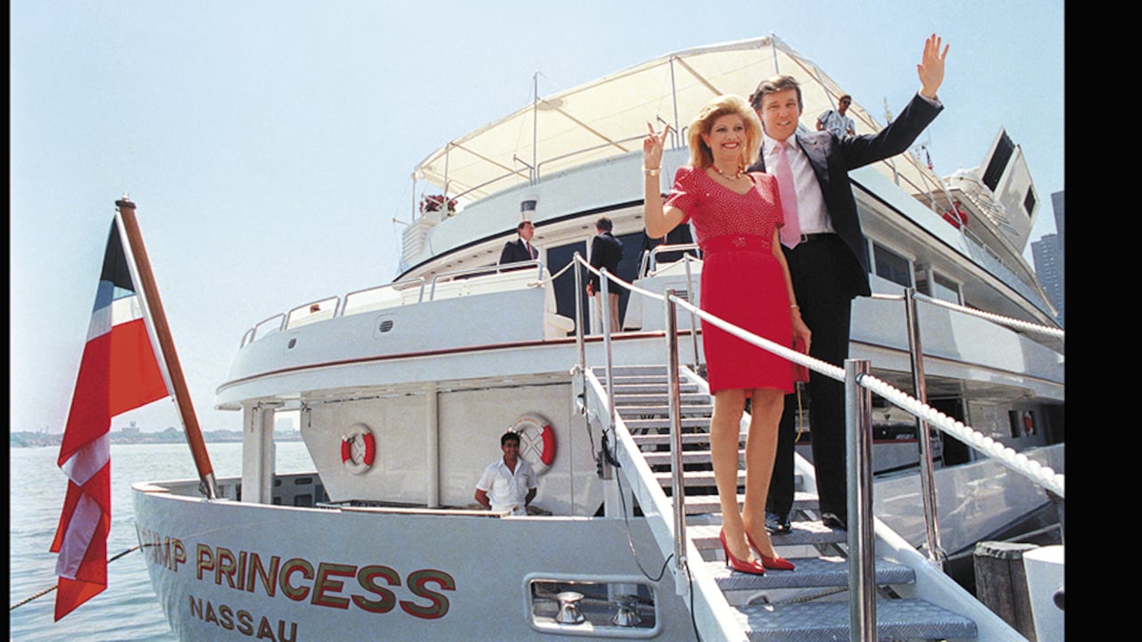 Trump y la exatleta olímpica checa Ivana Marie Zelníčková vivían un vertiginoso ascenso financiero en 1988 cuando posaron en el Trump Princess, el yate que él le acababa de comprar al sultán de Brunei por 30 millones de dólares, un precio “ridículamente bajo por semejante obra de arte”, según dijo.