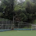 Deslizamiento de tierra en una cancha sintética de Medellín.