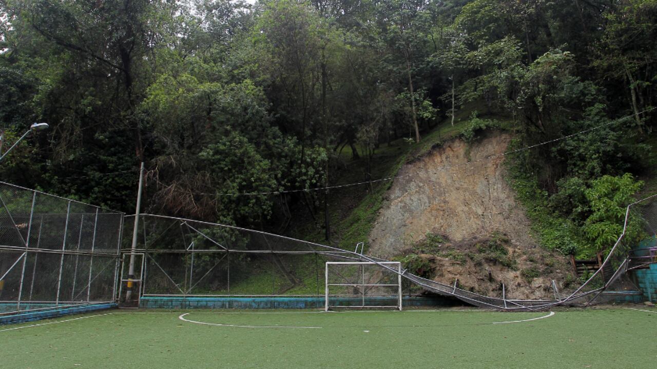Deslizamiento de tierra en una cancha sintética de Medellín.