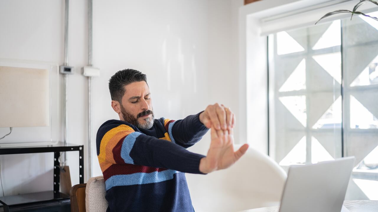 Los hombres también tienen cambios físicos y hormonales después de los 40 años.