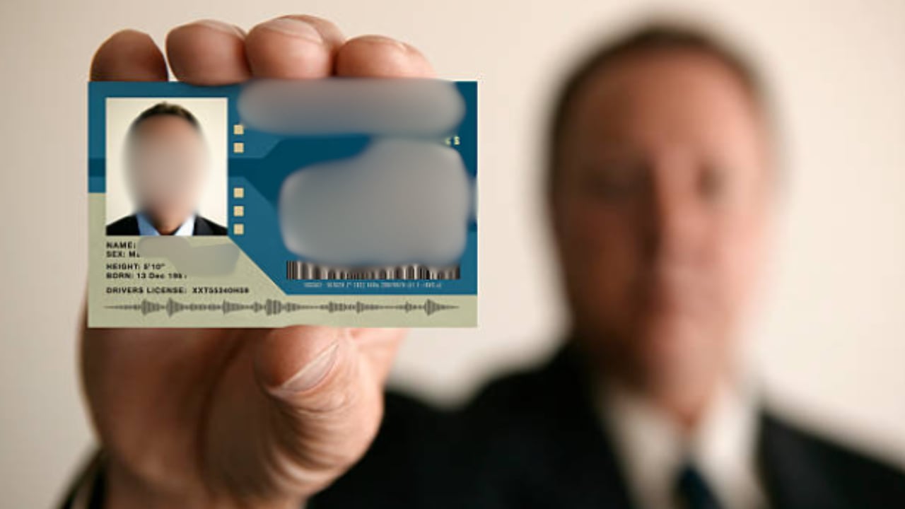 Los expertos de la Agencia de Seguridad Informática advierten sobre los peligros de compartir selfies con el DNI en línea.