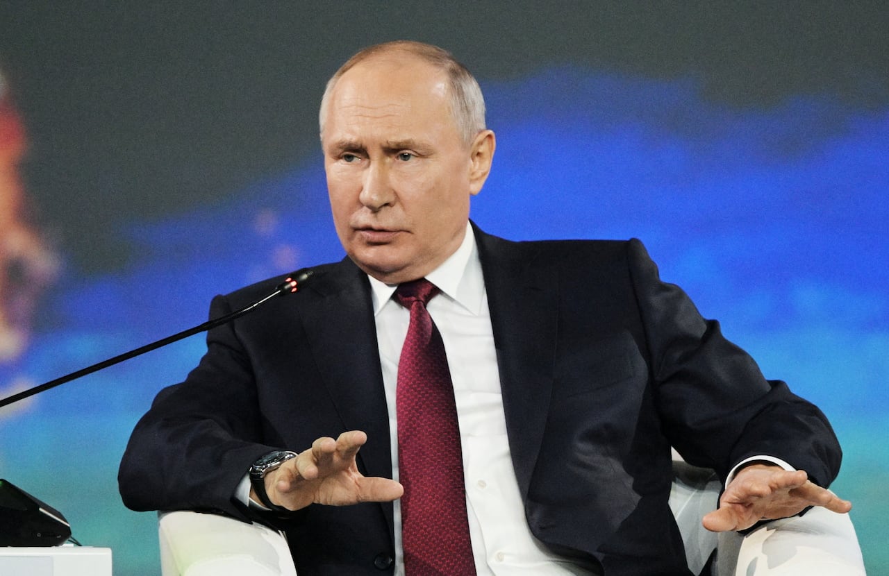 El presidente ruso, Vladimir Putin, habla durante una sesión del Foro Económico Internacional de San Petersburgo (SPIEF) en San Petersburgo, Rusia