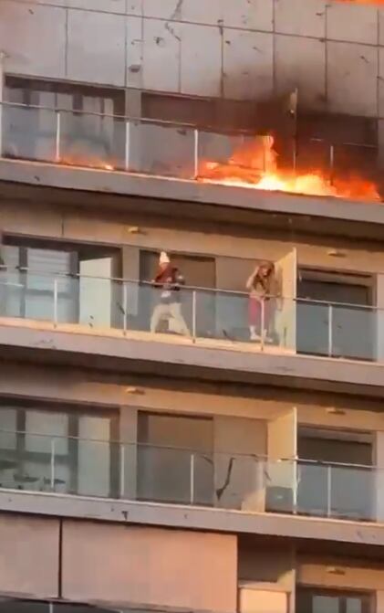 Dos personas fueron rescatadas de uno de los balcones.