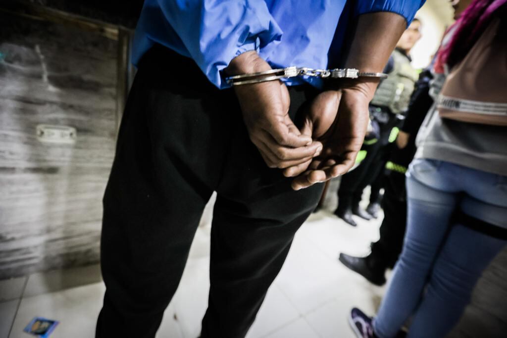 Contundente golpe del Comando Nocturno en Bogotá: fueron incautados 61 tubos con base de coca y 62 botellas de licor adulterado