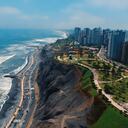 Vista aérea panorámica de la ciudad de Miraflores en Lima, Perú.