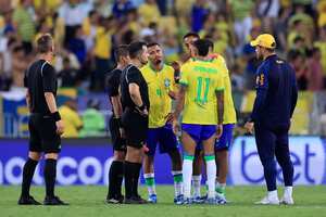 Brasil discute con el árbitro tras al derrota frente a Argentina en el Maracaná.