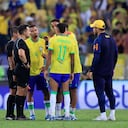Brasil discute con el árbitro tras al derrota frente a Argentina en el Maracaná.