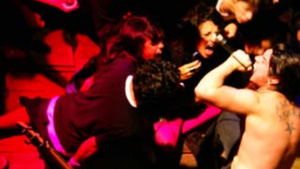 La música de los Emo se caracteriza por los gritos. El ‘emocore’ y el ‘screamo’ son géneros que combinan lo pesado con letras pop