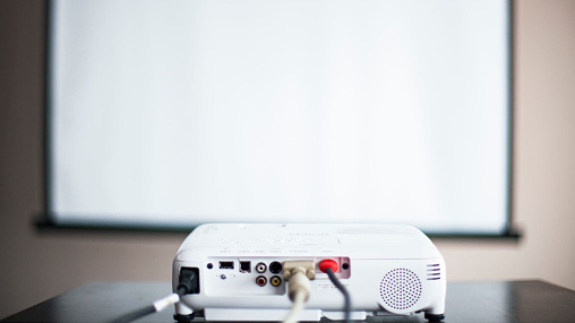 Un proyector es un dispositivo electrónico que permite mostrar imágenes y videos.