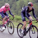 El colombiano Rigoberto Urán en el ascesno al col de porte a la rueda de Gerraint Thomas