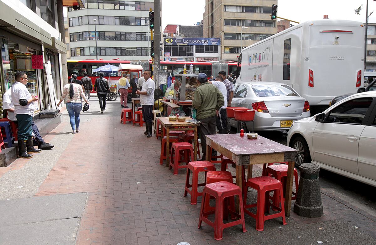 En la carrera 13 con calle 12 se encuentran ubicados varios piqueteaderos ambulantes que invaden más de la mitad del ande.