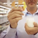 Los probióticos del yogur ayudan a eliminar las bacterias de la boca.