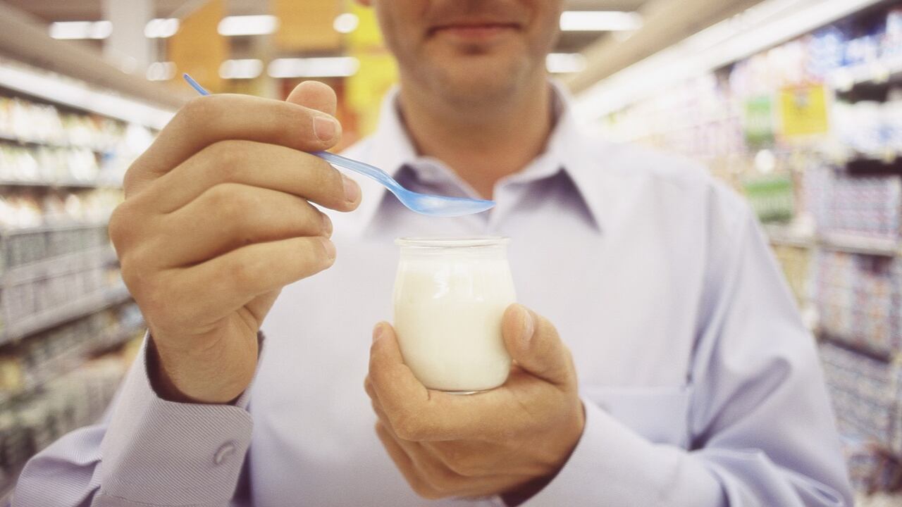 Los probióticos del yogur ayudan a eliminar las bacterias del intestino.