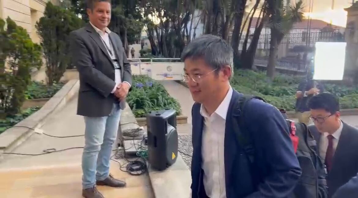 Representantes del consorcio chino a cargo del metro de Bogotá entrando a la reunión con el presidente Gustavo Petro y la alcaldesa Claudia López