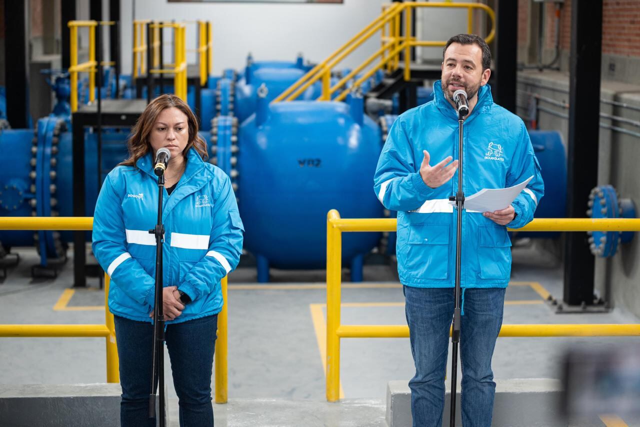 Alcalde Carlos Fernando Galán y la gerente del Acueducto, Natasha Avendaño