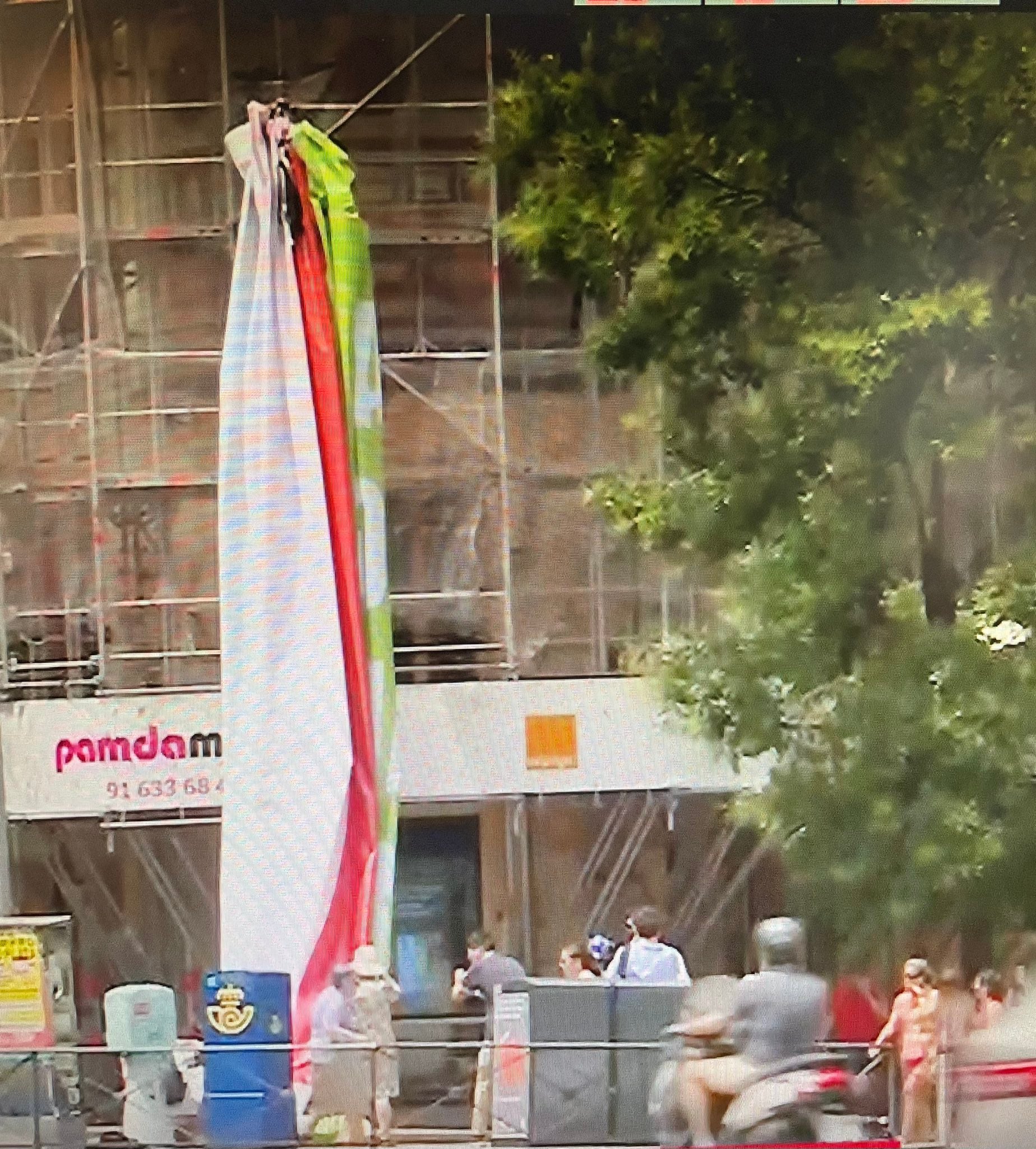 Retiro de la pancarta.