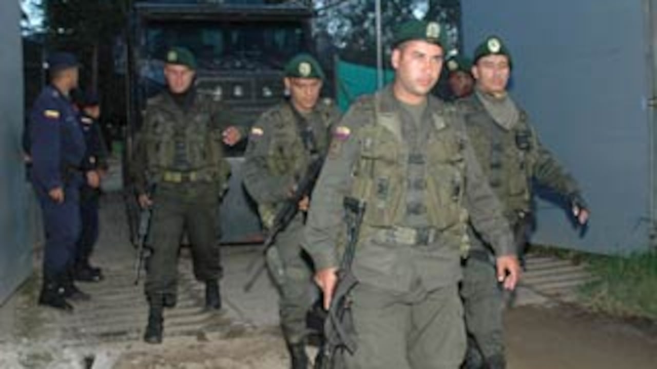 Efectivos del Ejército llegaron hasta el centro de reclusión de La Ceja, en Antioquia, para llevarlos hasta la cárcel de máxima seguridad de Itagüí. (Foto: AP)