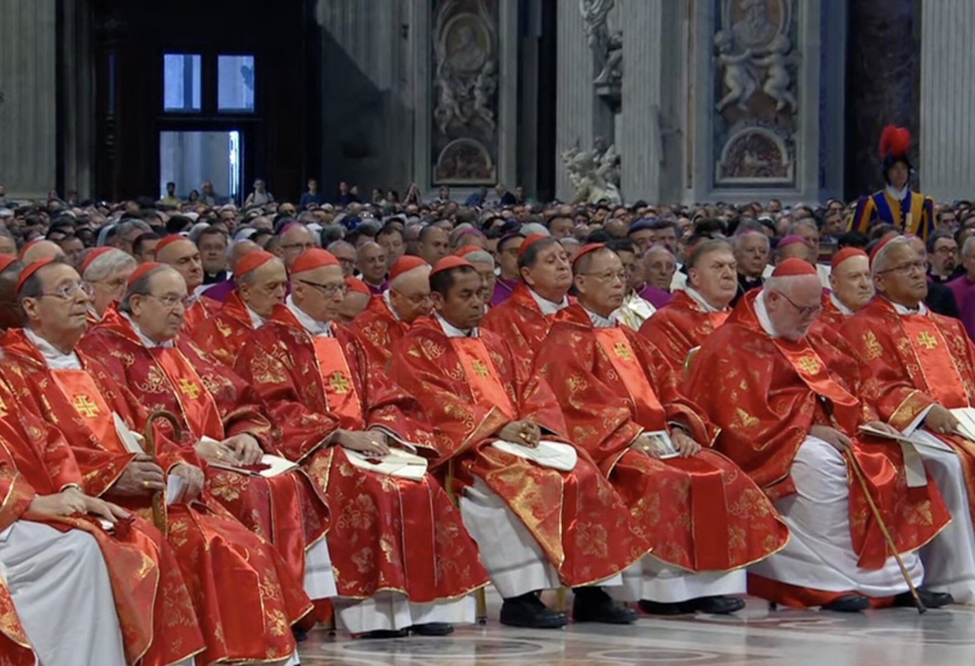 El cónclave para elegir al sucesor del papa Francisco comienza este miércoles en la majestuosa Capilla Sixtina, con la mirada del mundo fija en su pequeña chimenea a la espera de noticias en forma de humo.