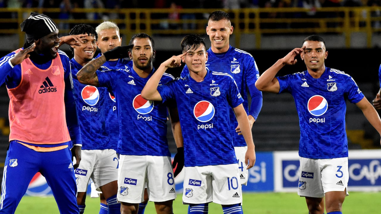 BOGOTA - COLOMBIA, 14-05-2022: Eduardo Sossa de Millonarios F.C. celebra después de anotar el gol de su equipo durante partido entre Millonarios F.C. y Alianza Petrolera por la fecha 20 como parte de la Liga BetPlay DIMAYOR I 2022 jugado en el estadio Nemesio Camacho El Campin de la ciudad de Bogotá. /Eduardo Sossa of Millonarios celebrates after scoring the goal of his team during match between Millonarios F.C. and Alianza Petrolera for the date 20 as part of the BetPlay DIMAYOR League I 2022 played at the Nemesio Camacho El Campin Stadium in Bogota city . Photo: VizzorImage / Felipe Caicedo / Staff