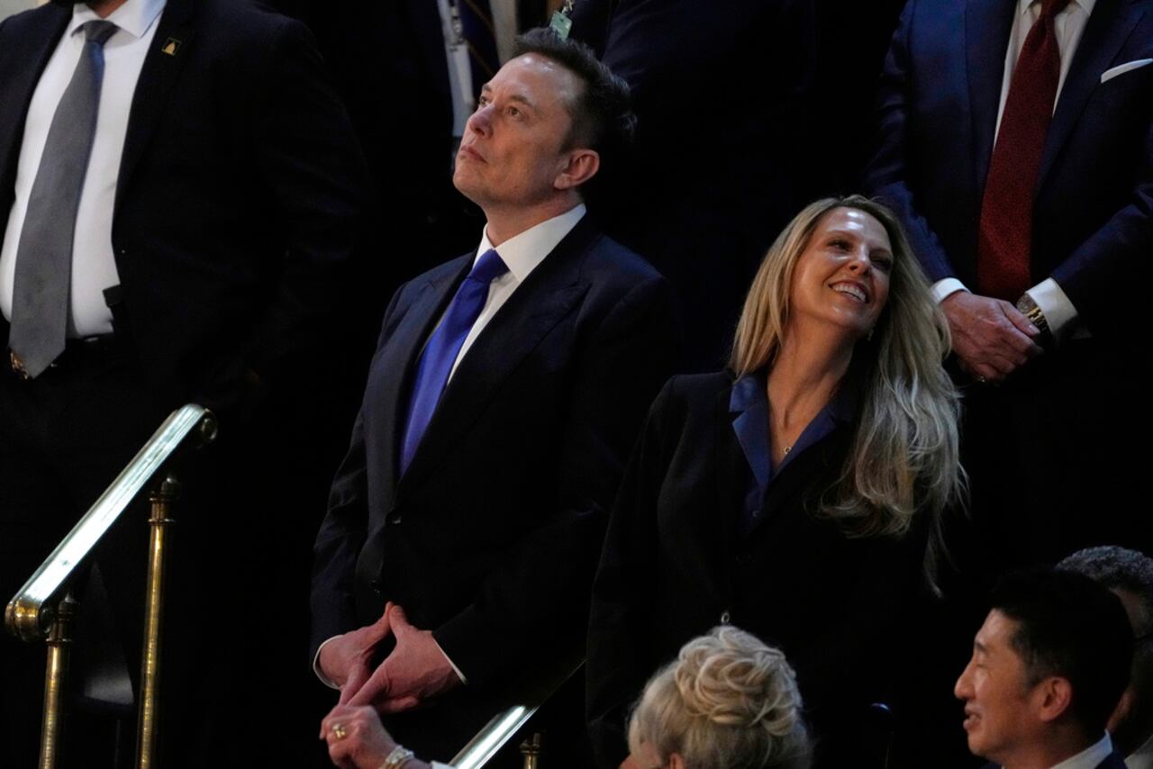 Elon Musk participó del discurso mientras el presidente Trump elogiaba su trabajo