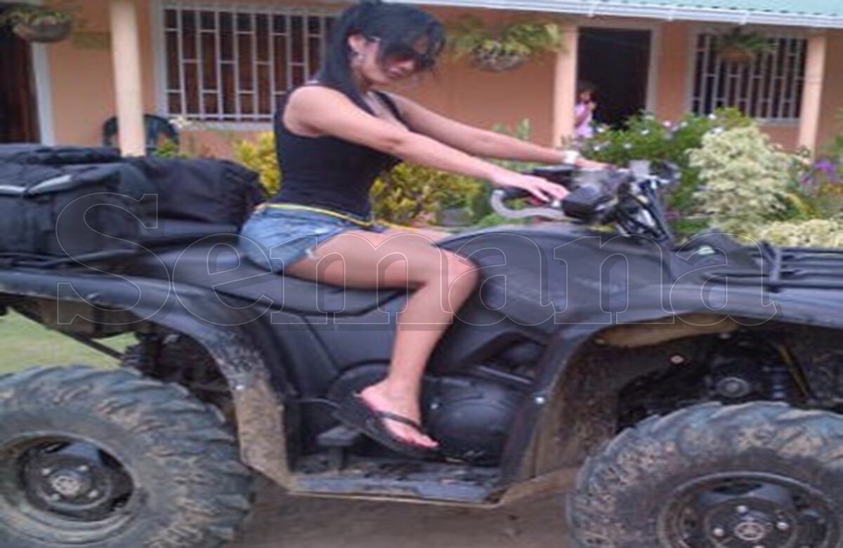 En la cuatrimoto, uno de los vehículos usados por Otoniel para moverse en la selva, se observa a alias La jefa. (Archivos SEMANA)