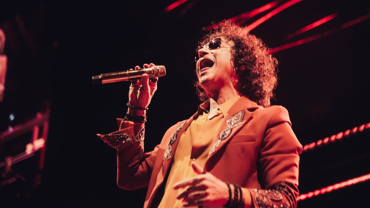 Desde que supo que podría seguir cantando, se nota lo mucho que Enrique Bunbury disfruta de sus conciertos. Siempre excelente, logra superarse a cada paso. Y la gente lo sigue al fin del mundo...