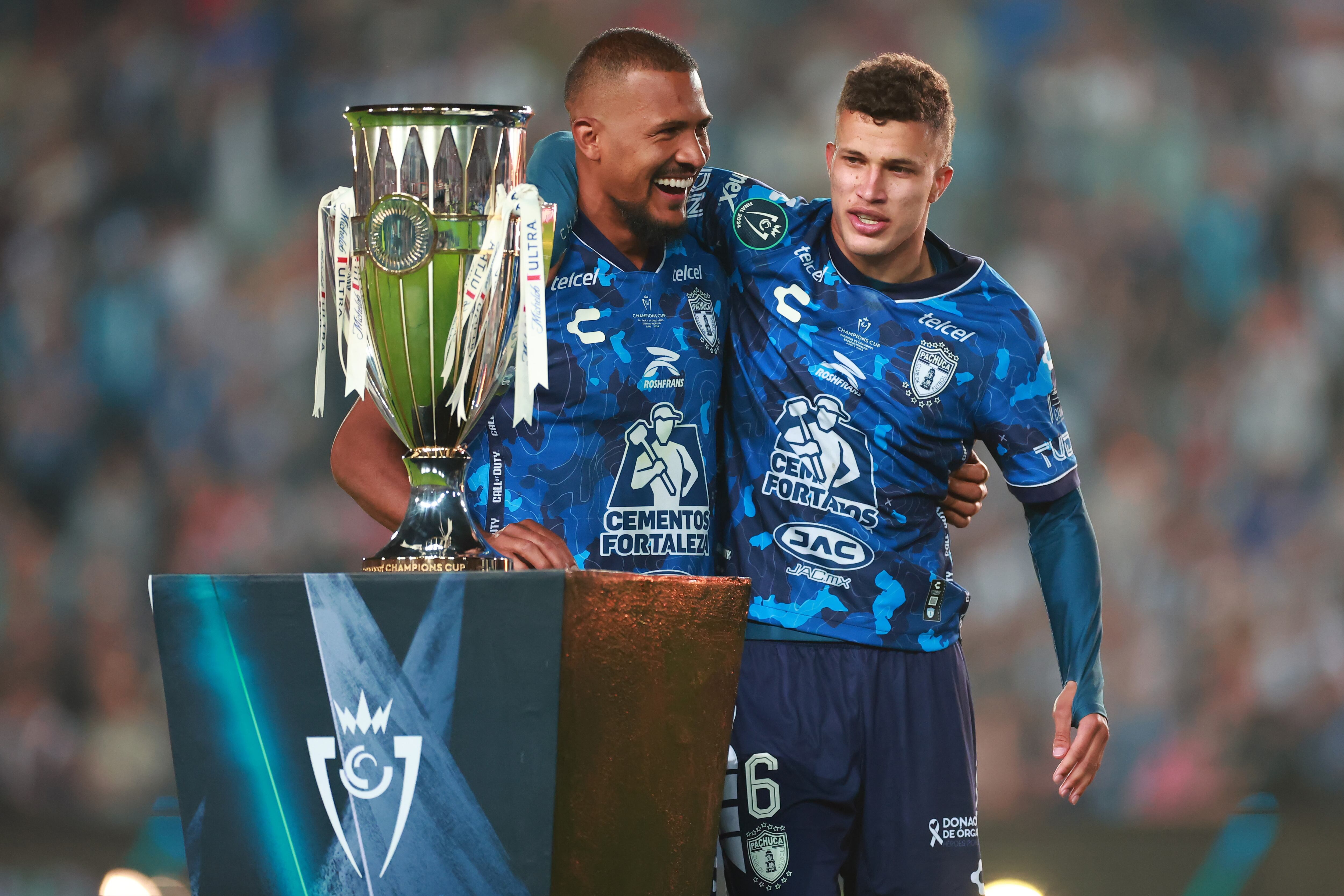 Nelson Deossa de Pachuca se abraza junto al trofeo en la ceremonia de entrega de medallas tras ganar el partido final de la Copa de Campeones de la Concacaf 2024 entre Pachuca y Columbus Crew en el Estadio Hidalgo el 01 de junio de 2024 en Pachuca, México.