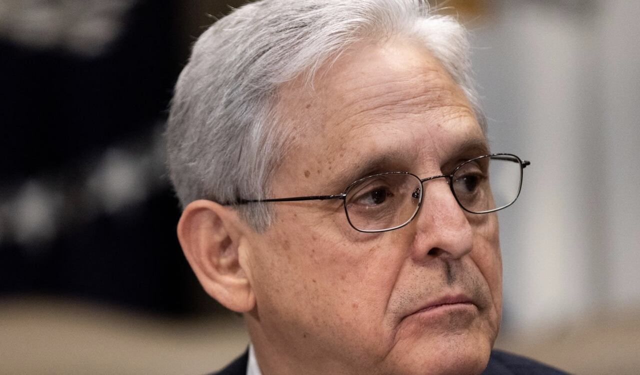 El fiscal general de Estados Unidos Merrick Garland dijo que Teixeira fue arrestado "en relación con una investigación sobre la presunta sustracción, retención y transmisión no autorizadas de información clasificada de defensa nacional".