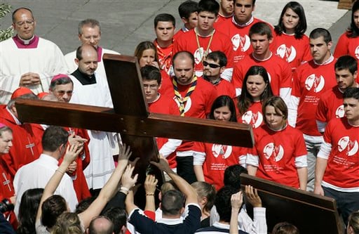 (Vaticano) Los jóvenes de Sydney, en primer plano, entregan la Cruz del Día Mundial Juvenil a jóvenes de Madrid en la plaza de San Peter. (AP Foto/Muelle de embarque Paolo Cito)