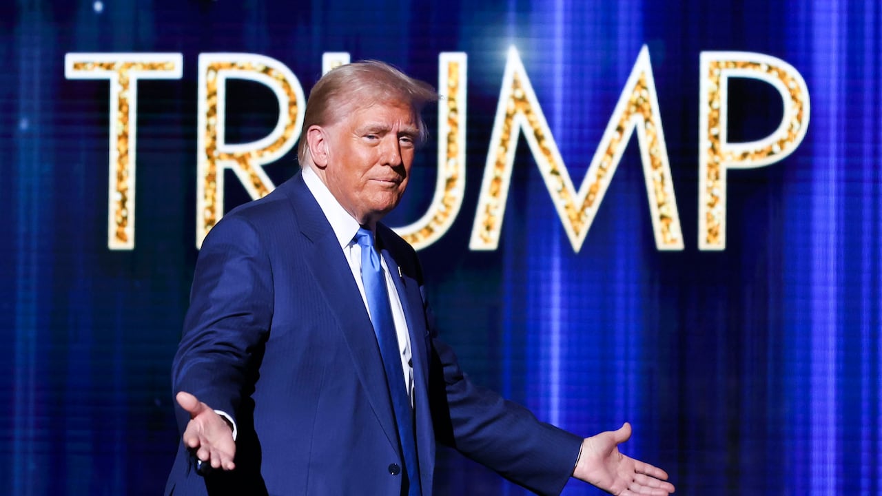 El presidente electo de Estados Unidos, Donald Trump, criticó el sistema judicial de su país, calificándolo de "corrupto" por el encarcelamiento de quienes participaron en la toma del Capitolio. (AP Foto/Heather Khalifa)